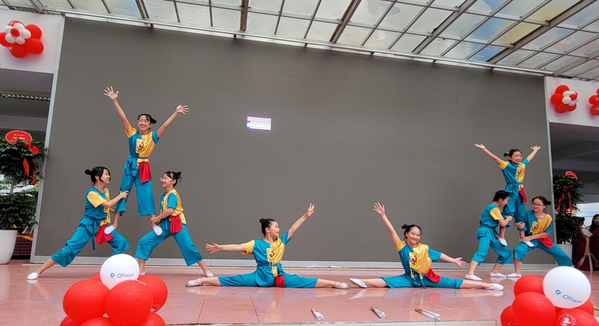 Đội Hoa Trạng Nguyên biểu diễn.