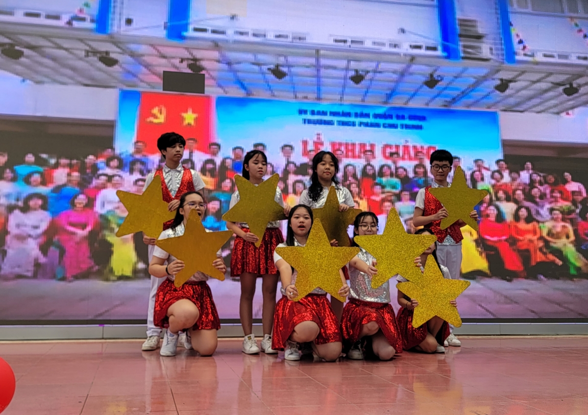 Các em đội Tiger biểu diễn trên sân khấu.