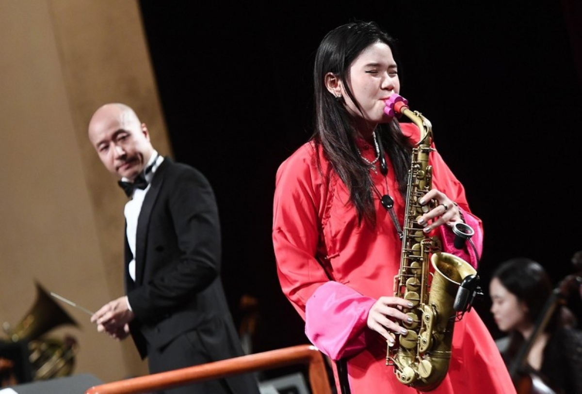Nghệ sĩ saxophone An Trần thăng hoa với tiết mục “Mẹ yêu con”. (Nguồn ảnh: Ban Tổ chức)