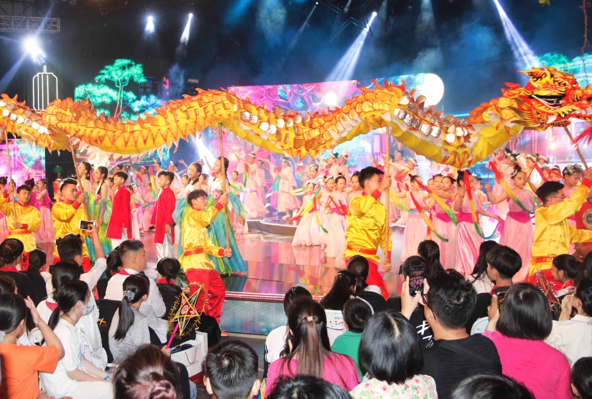 Tiết mục Rước đèn trung thu.