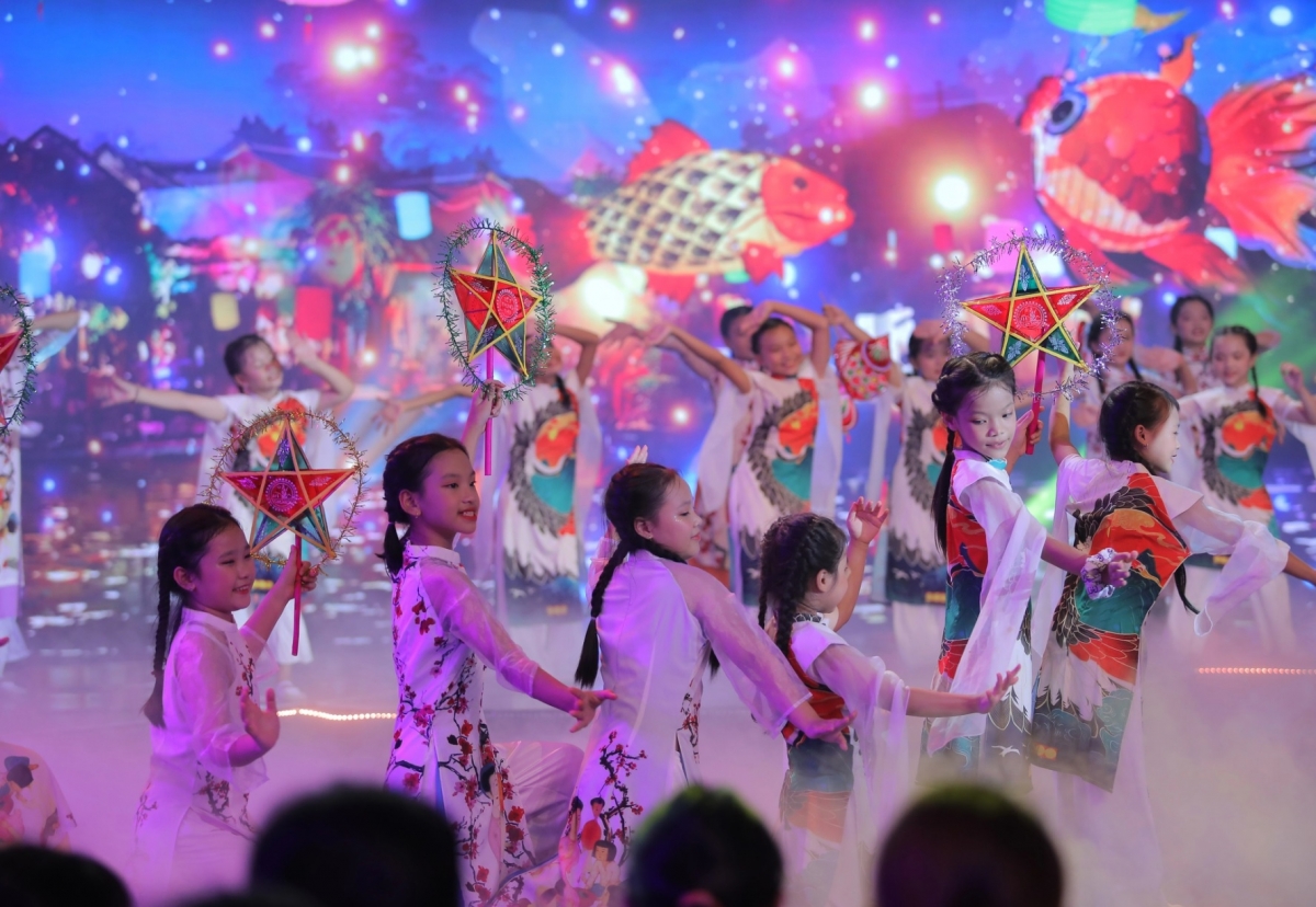 Không khí sôi nổi, vui nhộn dành cho các em thiếu nhi.