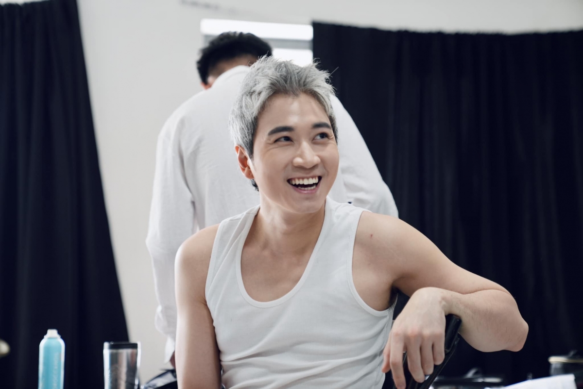 Hình ảnh hậu trường của Karik trong MV “Bạn Đời".