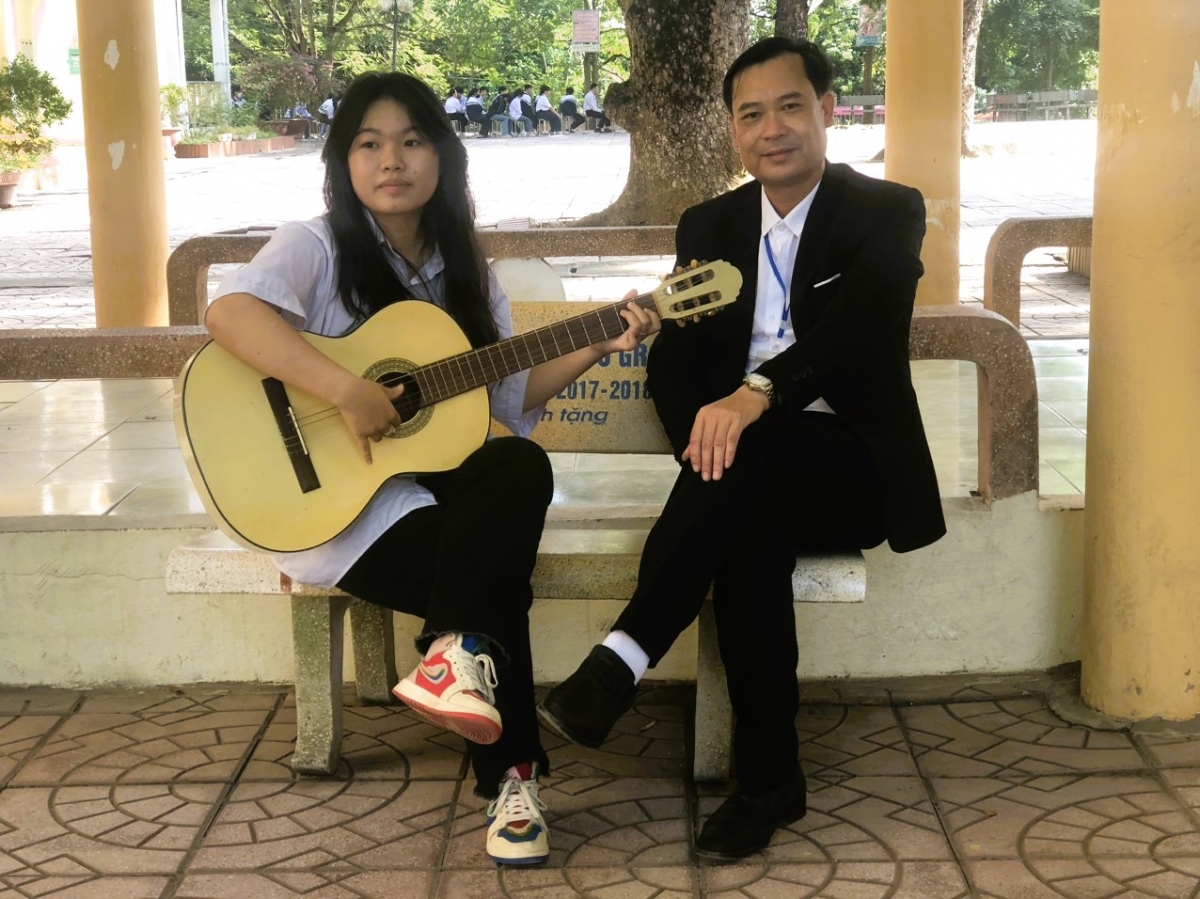 Thày Phạm Thanh Hải (bên phải) và học trò của mình