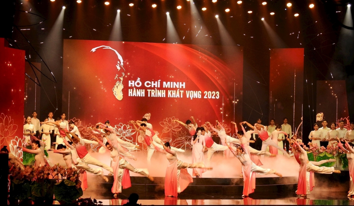 Liên khúc "Hồ Chí Minh đẹp nhất tên người" - "Tre ngà bên lăng Bác" biểu diễn tại chương trình.