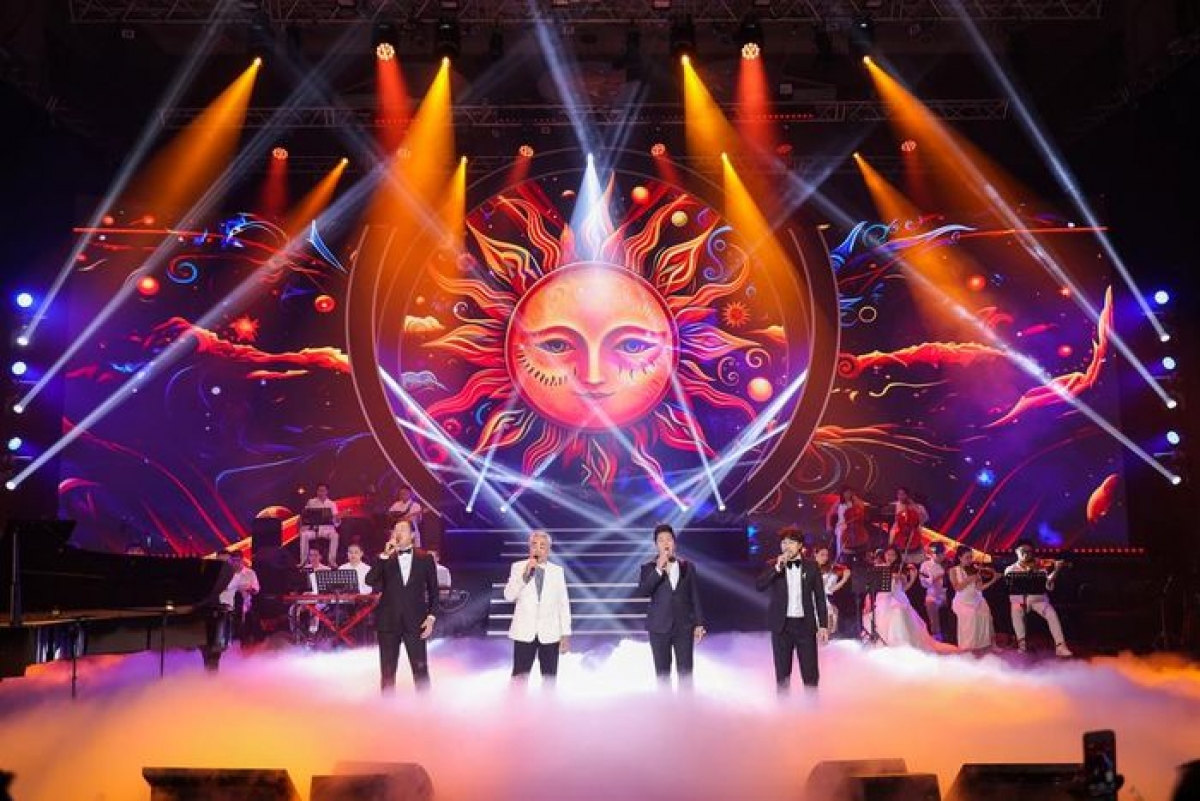 NSND Quang Thọ, NSND Quốc Hưng, ca sĩ Phúc Tiệp, Mạnh Hoạch biểu diễn trong liveshow ''Mùa thu vàng''.