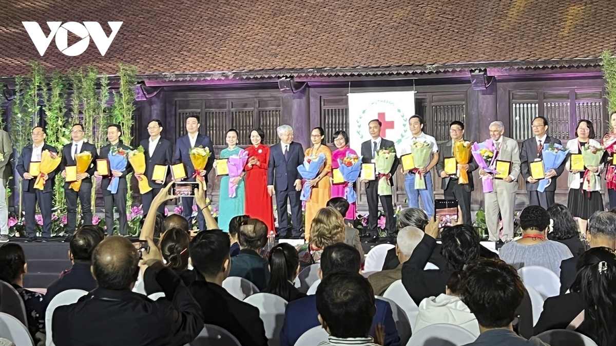BTC tôn vinh các doanh nghiệp, tổ chức có nhiều đóng góp cho các chương trình an sinh xã hội tại Việt Nam.