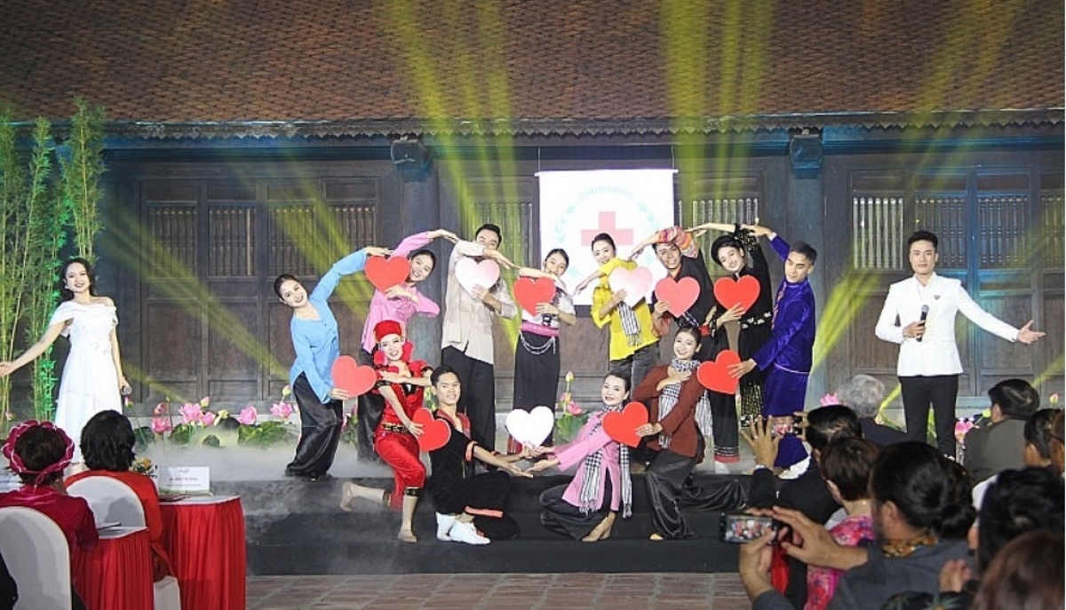 Ca khúc "Việt Nam tử tế", sáng tác Kata Trần &amp; Thịnh Kainz do tốp ca nam nữ biểu diễn tại chương trình.