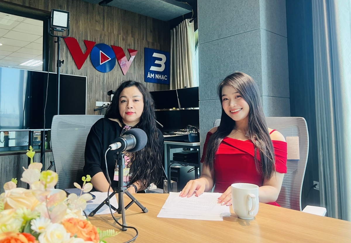 NSUT Tố Nga (bên trái) và ca sĩ Trần Thị Vân Anh tại Studio Vov3