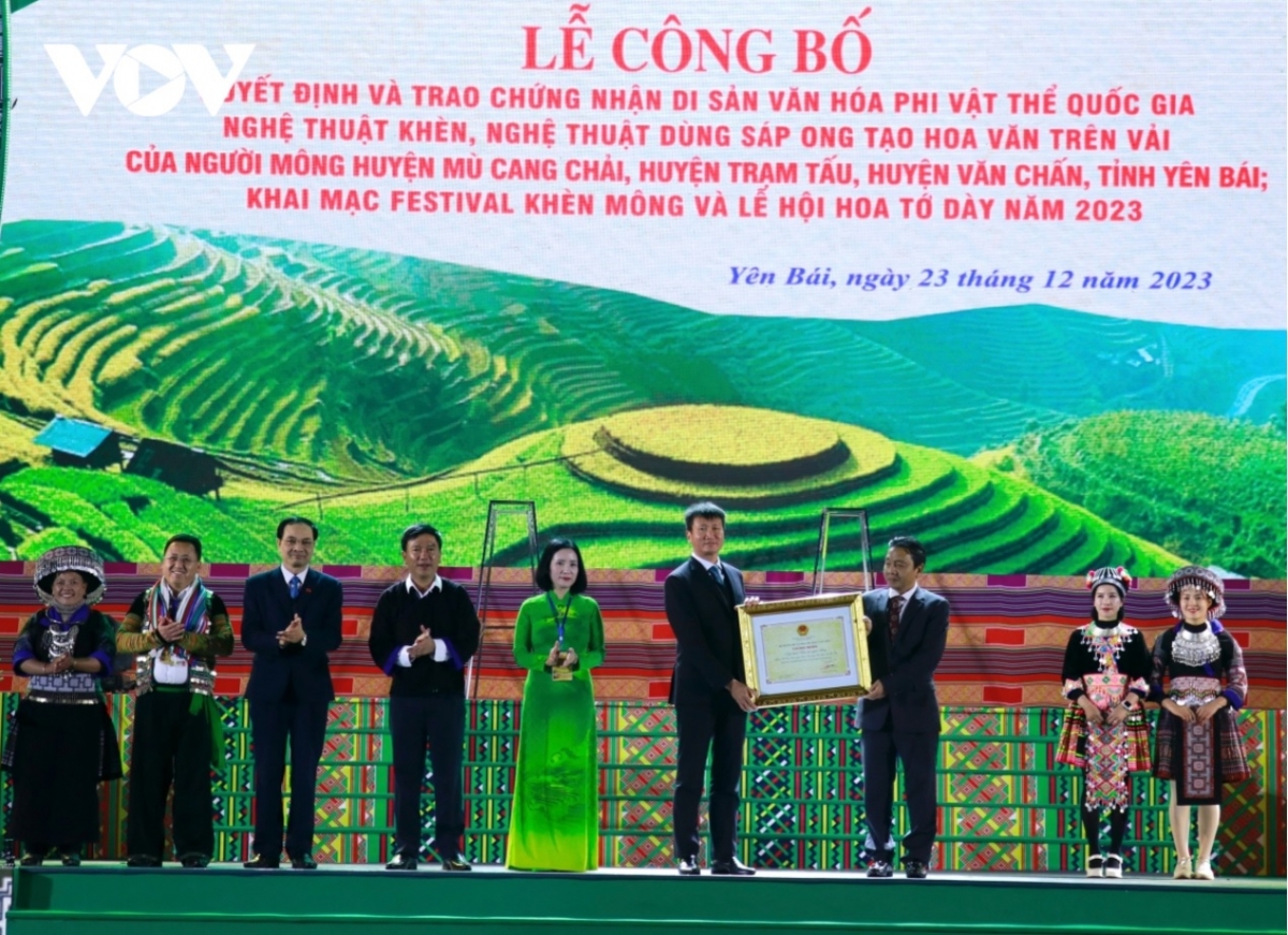 Bộ Văn hóa, Thể thao và Du lịch trao chứng nhận đưa hai nghệ thuật vào danh mục Di sản văn hóa phi vật thể quốc gia. (Nguồn: VOV)