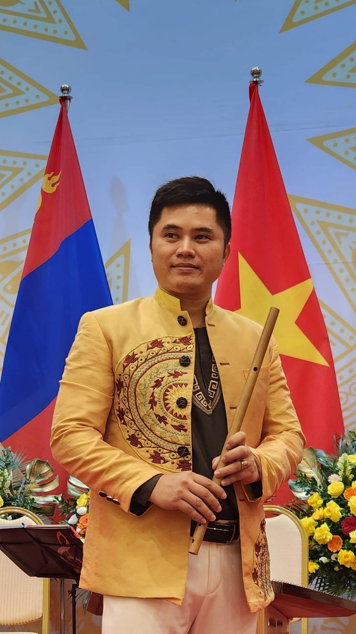 Có những thời gian bế tắc, vì không có môi trường cho nghệ thuật dân tộc, tôi chọn sản xuất nhạc cụ để duy trì tình yêu với âm nhạc , để tiếp tục đeo đuổi đam mê của mình với cây sáo trúc.