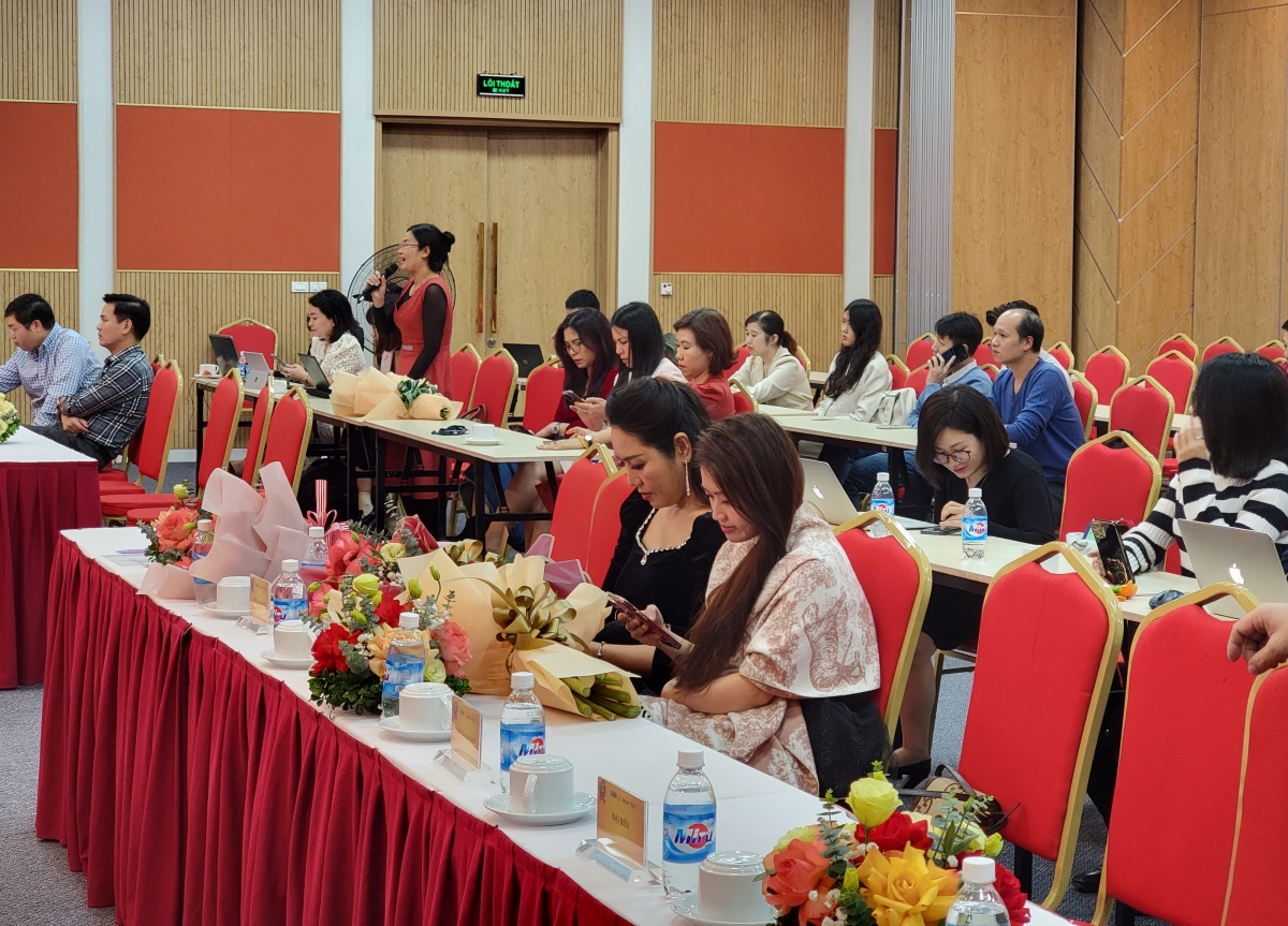 Phóng viên đặt câu hỏi cho Ban tổ chức tại buổi gặp gỡ báo chí.