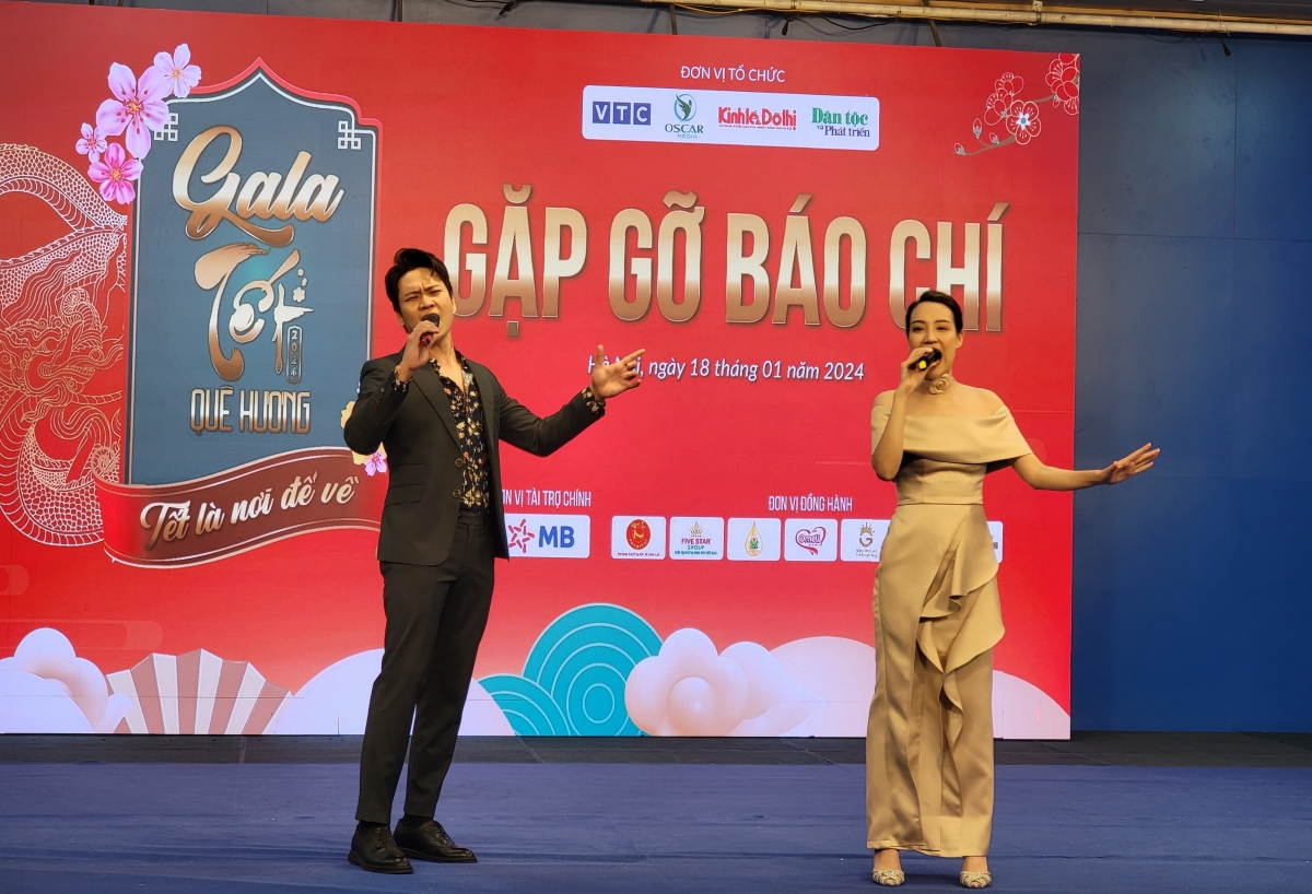 Ca sĩ Minh Quân và Thu Thủy song ca tại buổi gặp gỡ báo chí.