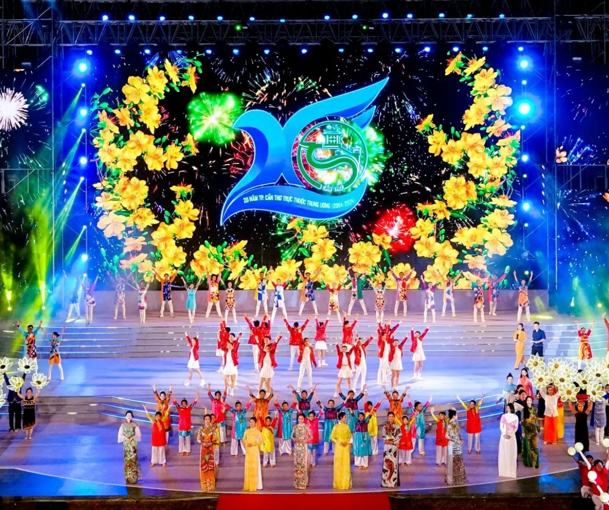 Tiết mục được dàn dựng công phu, hoành tráng, hiện đại, thể hiện sự phát triển, hội nhập của TP Cần Thơ.