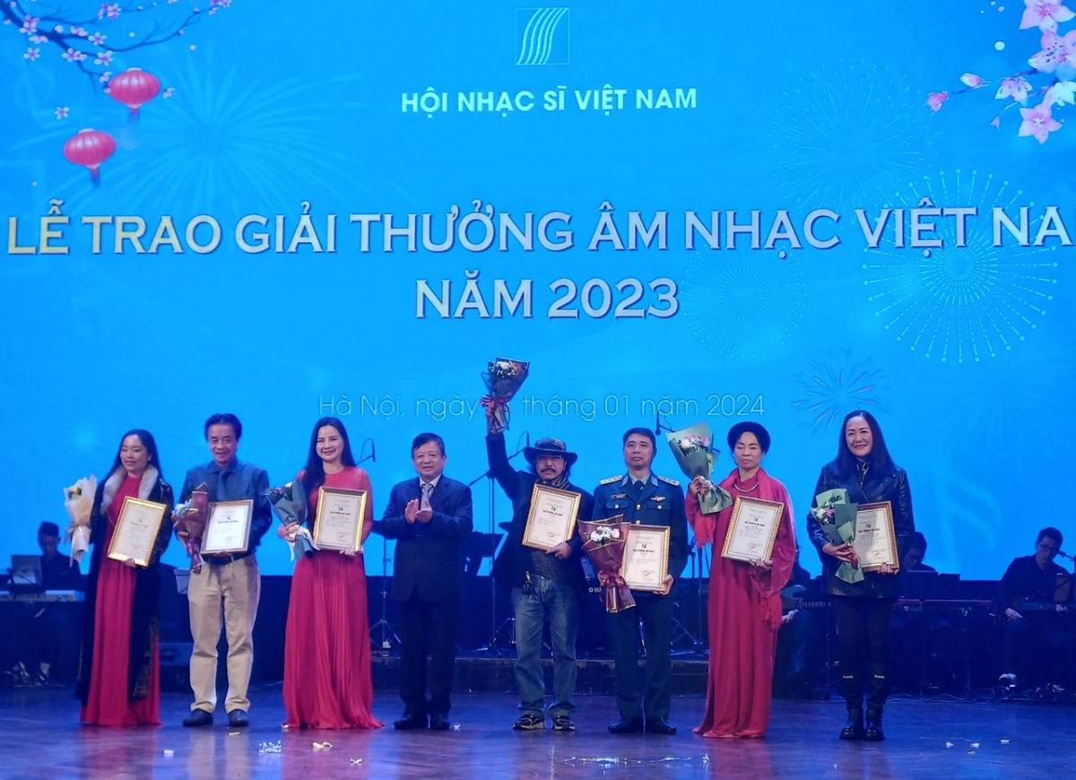 Các tác phẩm đạt giải A và Các chương trình biểu diễn nghệ thuật xuất sắc.
