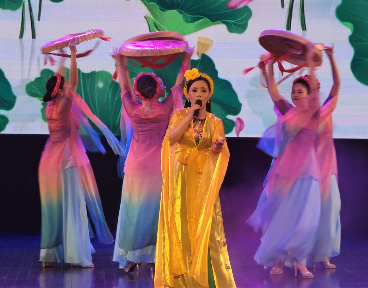 Ca sĩ Hương Huệ biểu diễn trên sân khấu.