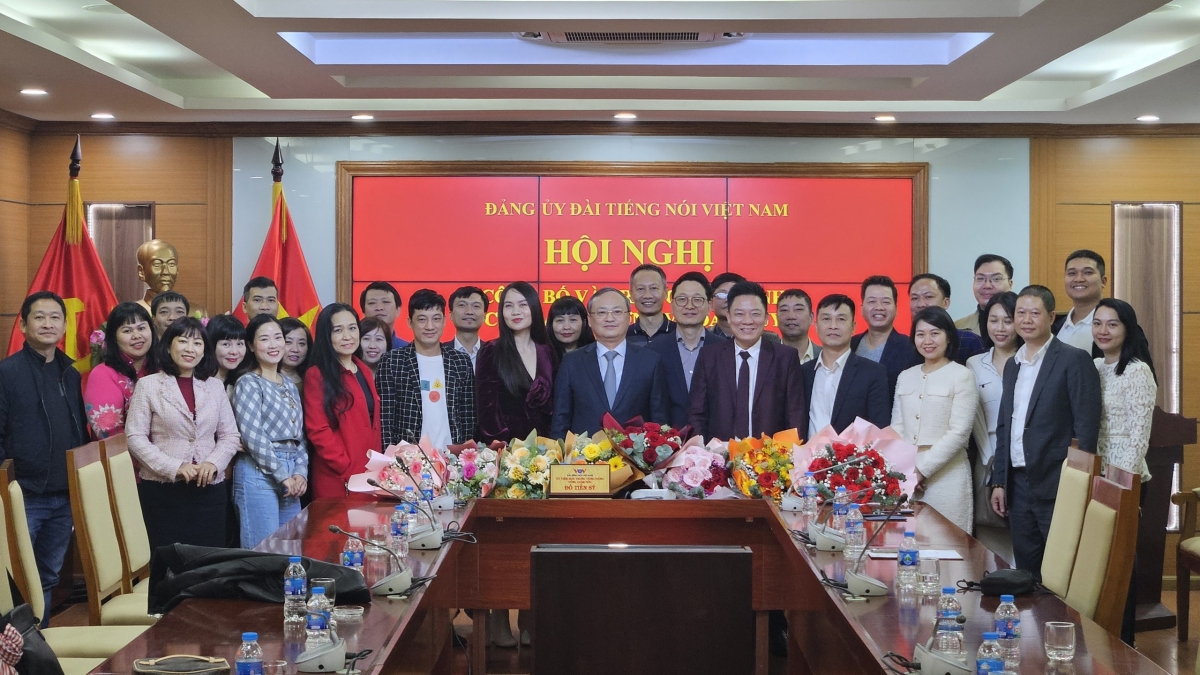 Tổng giám đốc Đài TNVN Đỗ Tiến Sỹ chụp ảnh lưu niệm cùng cán bộ, biên tập, nhạc sĩ, nghệ sĩ Ban Âm nhạc Vov3.