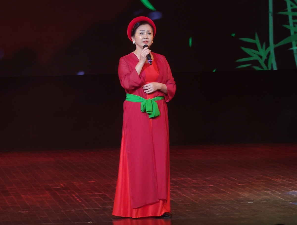 Ca sĩ Kim Liên đến từ Udon Thani-Thái Lan trình bày ca khúc "Đất nước lời ru" của nhạc sĩ Văn Thành Nho.