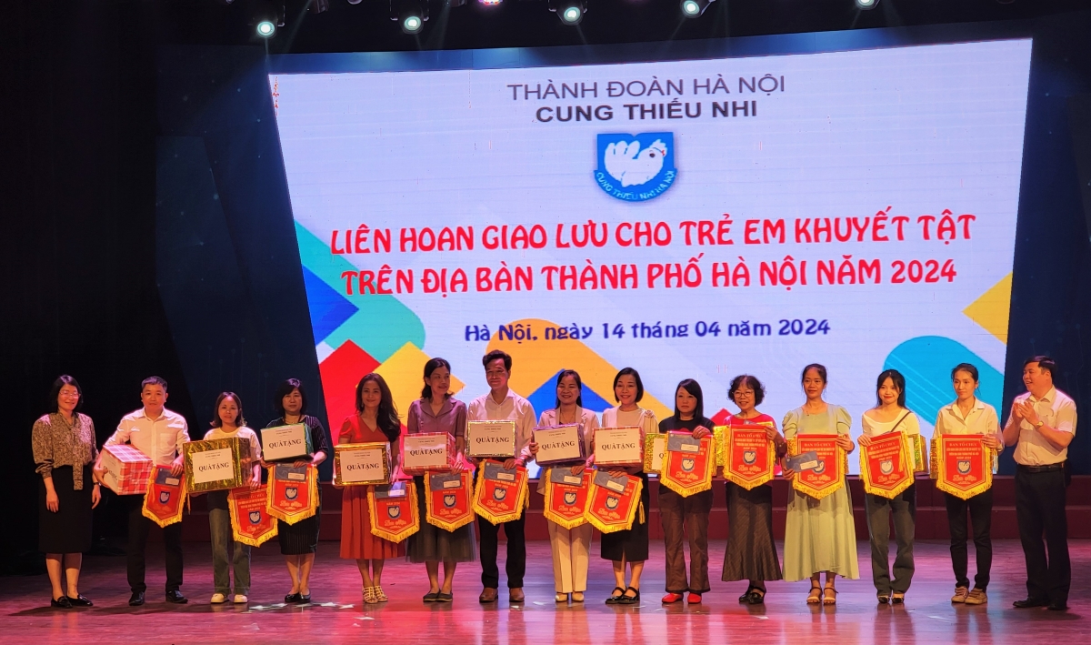 Ban tổ chưc trao cờ lưu niệm và quà tượng trưng cho 14 đơn vị tham gia chương trình Liên hoan.