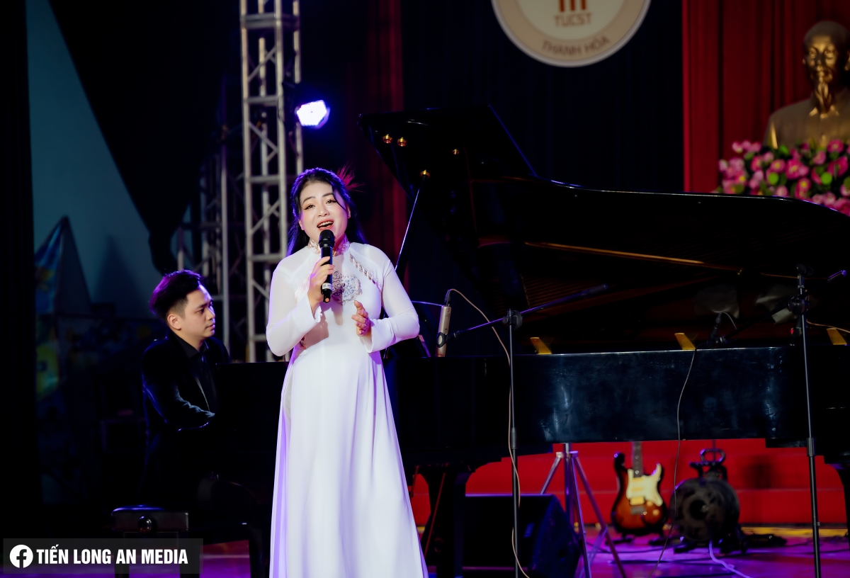 Bài hát "Mãi mãi anh là lính", sáng tác Đoàn Dũng - Phỏng thơ Đồng Đại Lộc. (CS Anh Thơ. Pianist Đoàn Lê Phan Anh)
