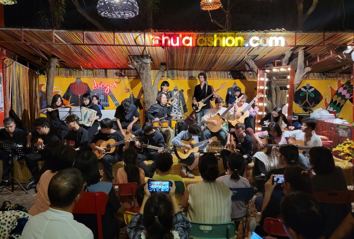 Chương trình hòa nhạc “Kiều Band và Yale Guitar Studio” tại sân khấu Diego Chula Cultural Garden.