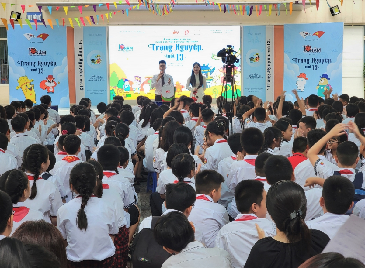 Các em học sinh tham gia trò chơi có thưởng.