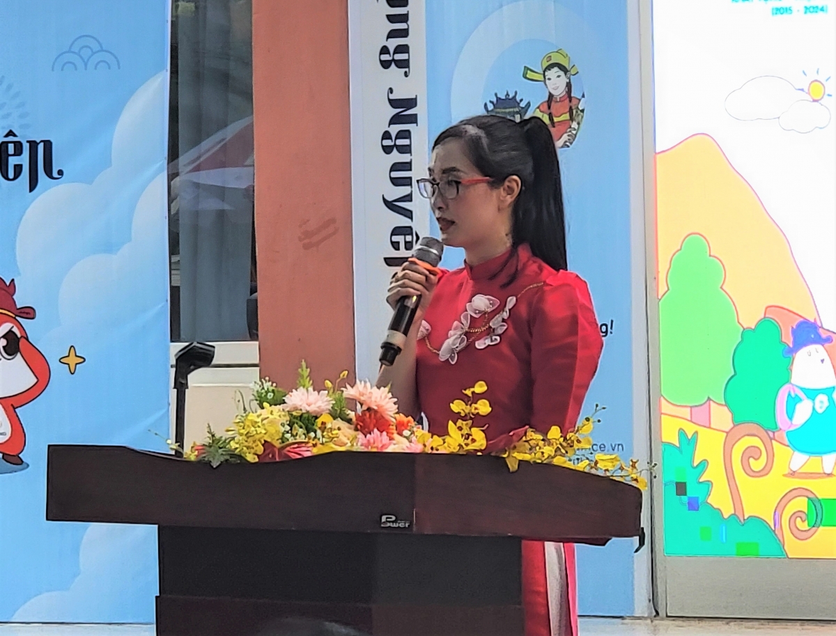 Thạc sĩ Phạm Thị Vân, phó trưởng ban thường trực Ban tổ chức phát biểu khai mạc cuộc thi.