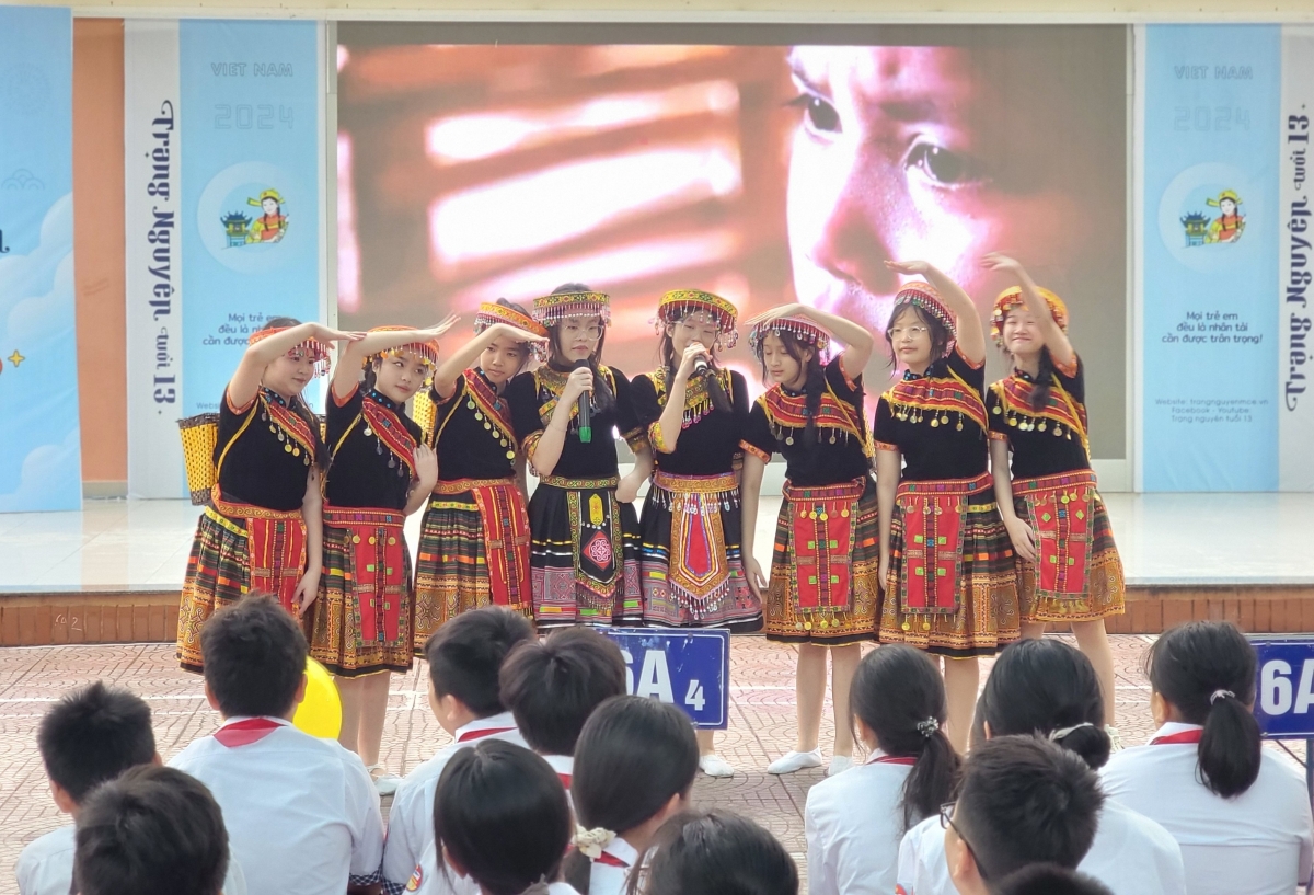Một tiết mục văn nghệ do các em học sinh trường THCS Ba Đình biểu diễn.