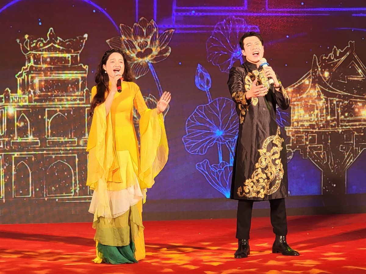 Hai ca sĩ Việt Tiệp và Kiều Oanh song ca bài hát "Hồn thiêng Hà nội", Nhạc: Quang Huy, Thơ: Ngô Xuân Bính.