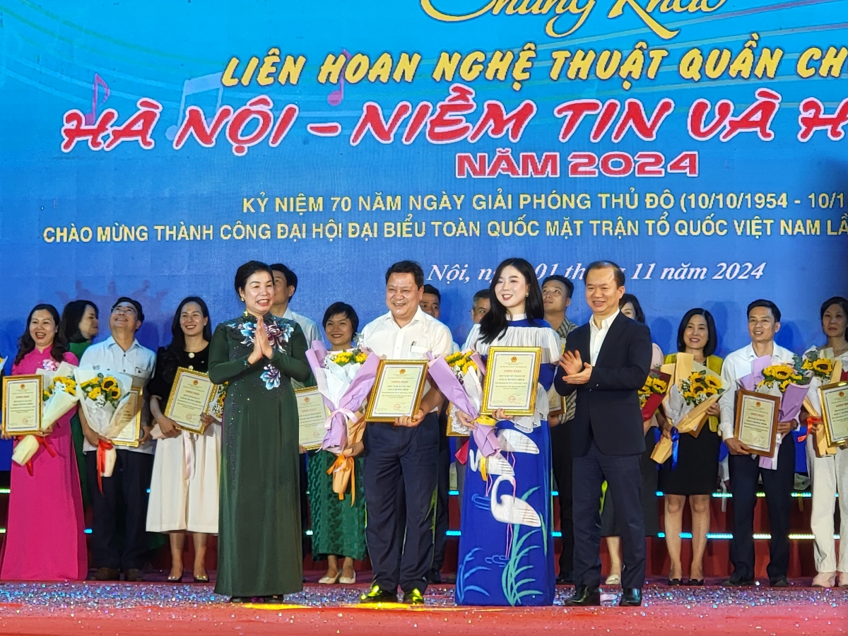 Ban tổ chức trao 2 giải A cho 2 đoàn quận Tây Hồ và huyện Thanh Trì.