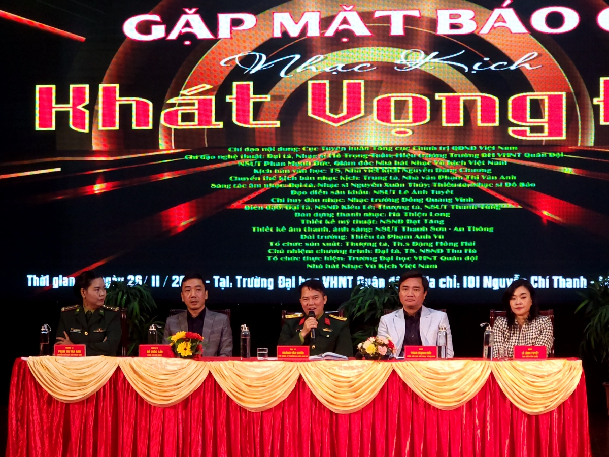 Ban tổ chức giới thiệu vở nhạc kịch "Khát vọng đỏ'