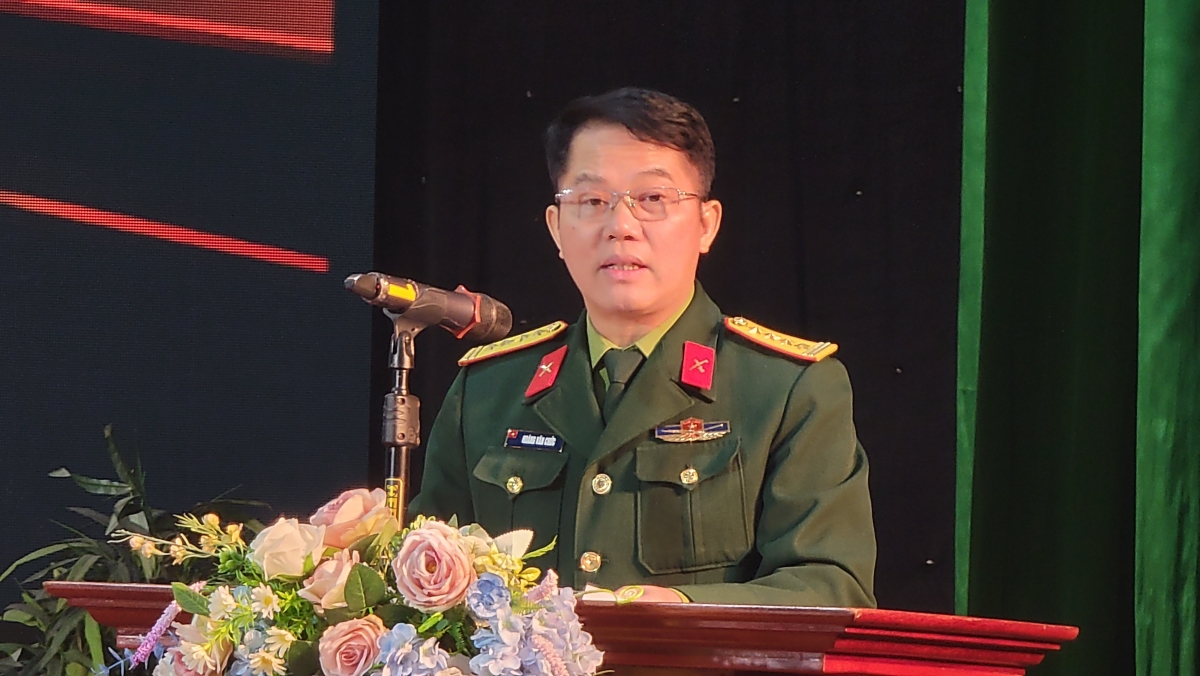 Đại tá Hoàng Văn Chức, phó Chính ủy trường Đại học Văn hóa Nghệ thuật Quân đội phát biểu đề dẫn Chương trình "Gặp mặt báo chí".