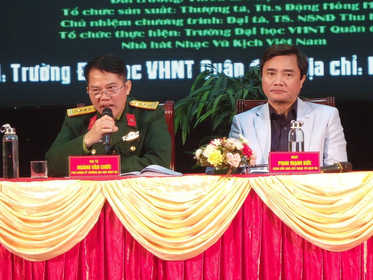 Đại tá Hoàng Văn Chức, phó Chính ủy trường Đại học Văn hóa Nghệ thuật Quân đội trả lời câu hỏi của phóng viên Báo, Đài.