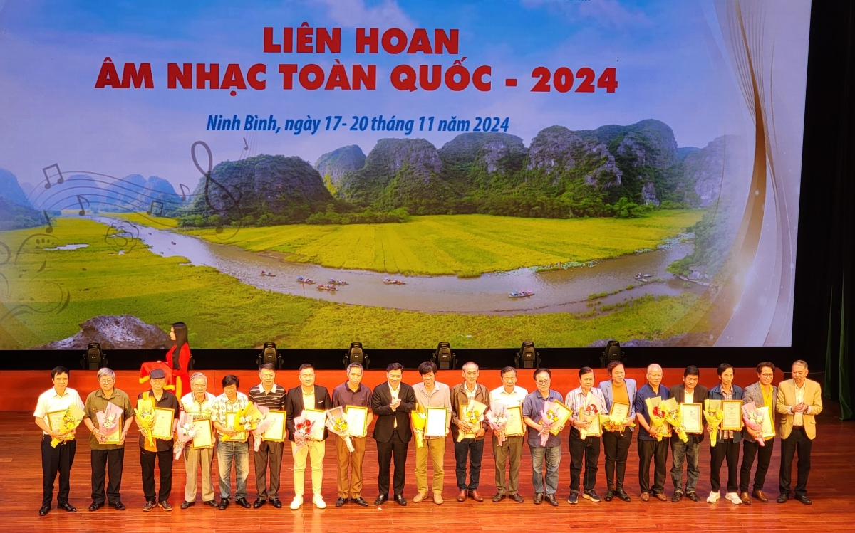 Ban tổ chức trao giải B các tác phẩm tham gia Liên hoan.
