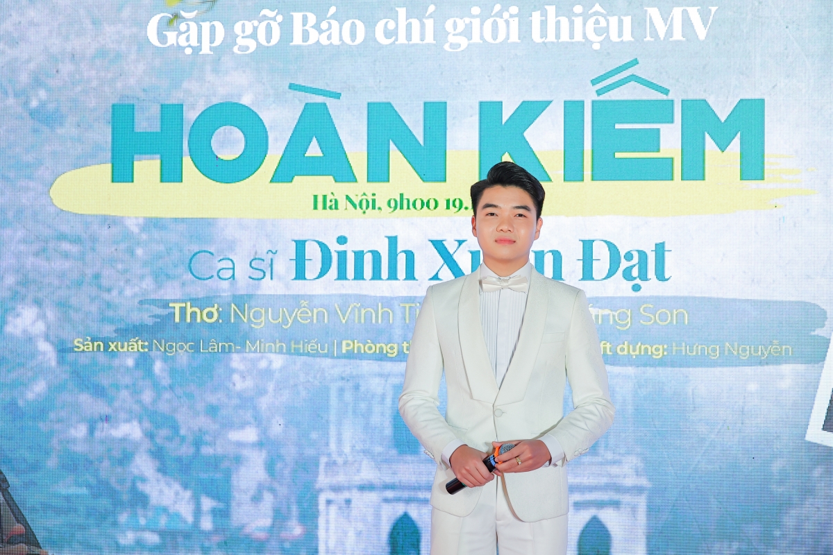 Á quân Giọng hát hay Hà Nội 2024 Đinh Xuân Đạt trong buổi ra mắt MV "Hoàn Kiếm"