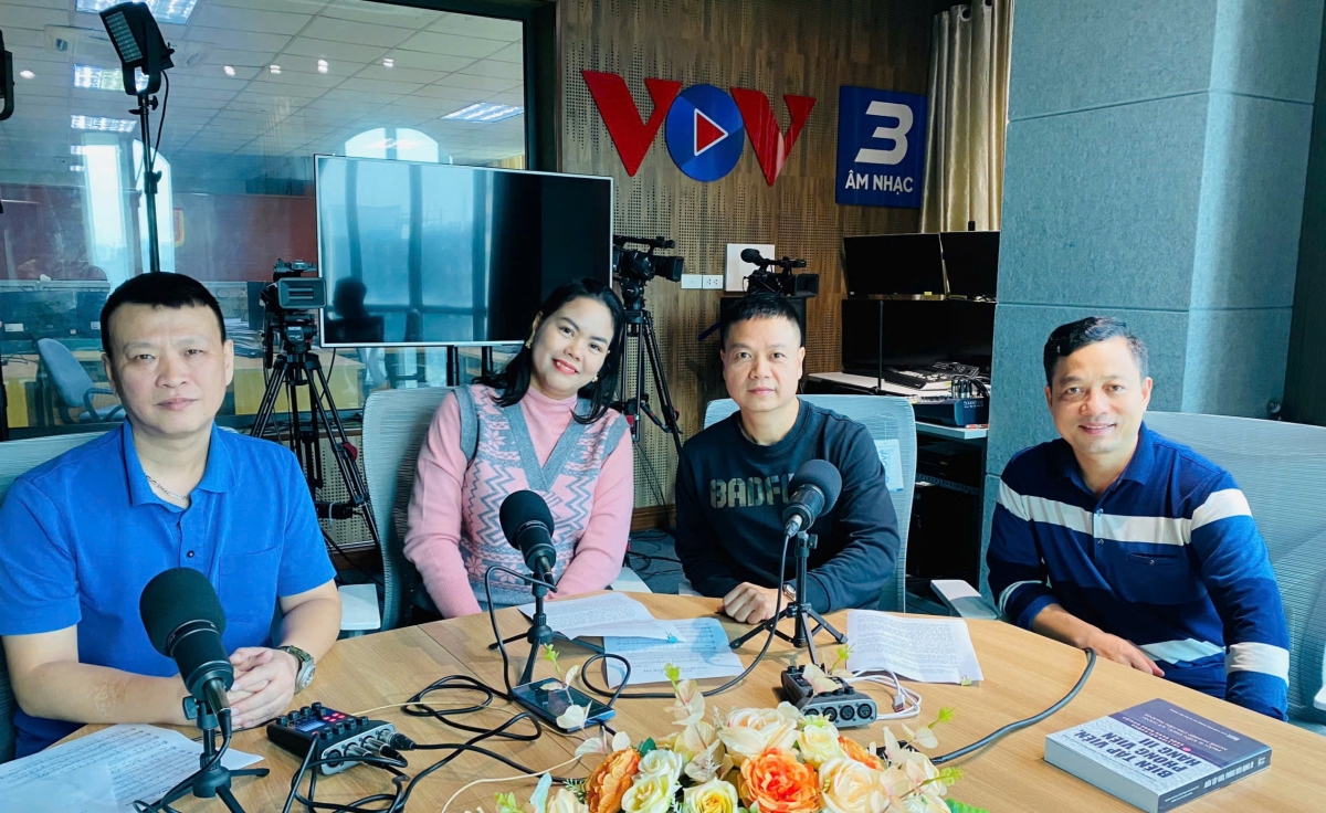 Nhà văn Phạm Vân Anh, Nhạc sĩ Nguyễn Minh Hiếu ( giữa) tại Studio Vov3