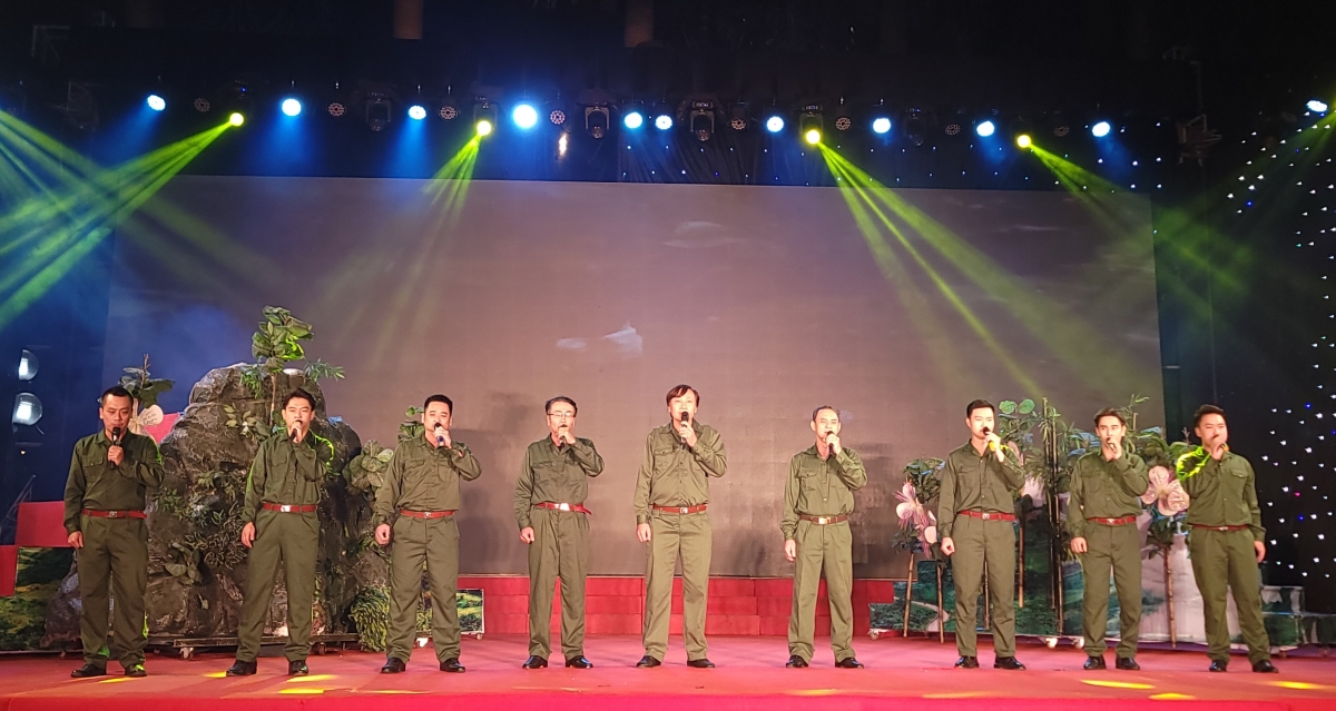 Tiết mục "Hành khúc người lính không mang quân hàm" của nhạc sĩ Vũ Hiệp Bình do tốp nam đơn vị quận Bắc Từ Liêm thể hiện.