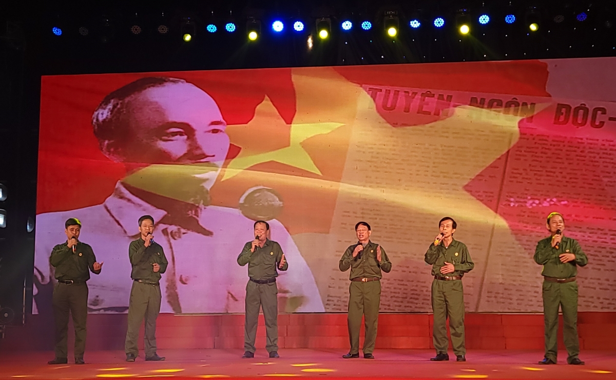 Tiết mục "Chúng tôi là người lính Bác Hồ" của nhạc sĩ Mạnh Toàn do tốp nam đơn vị huyện Gia Lâm thể hiện.