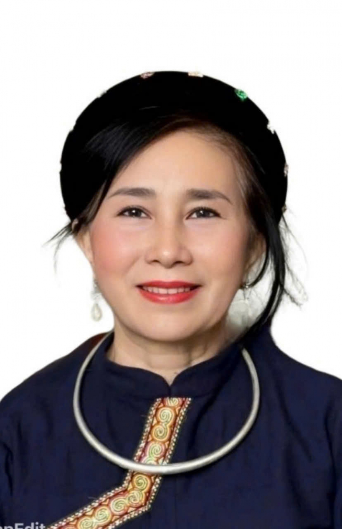 Cô Bế Minh Hà sinh năm 1957, người dân tộc Tày, quê ở huyện Hòa An, tỉnh Cao Bằng. Nguyên cán bộ Nhà xuất bản Văn hóa Thông tin, nay đã nghỉ hưu tại TP. Hồ Chí Minh.