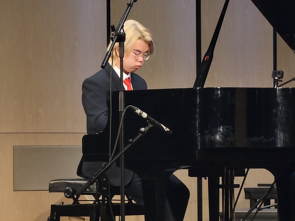 Nghệ sĩ piano Hoàng Kim Gia Bảo biểu diễn trên sân khấu.
