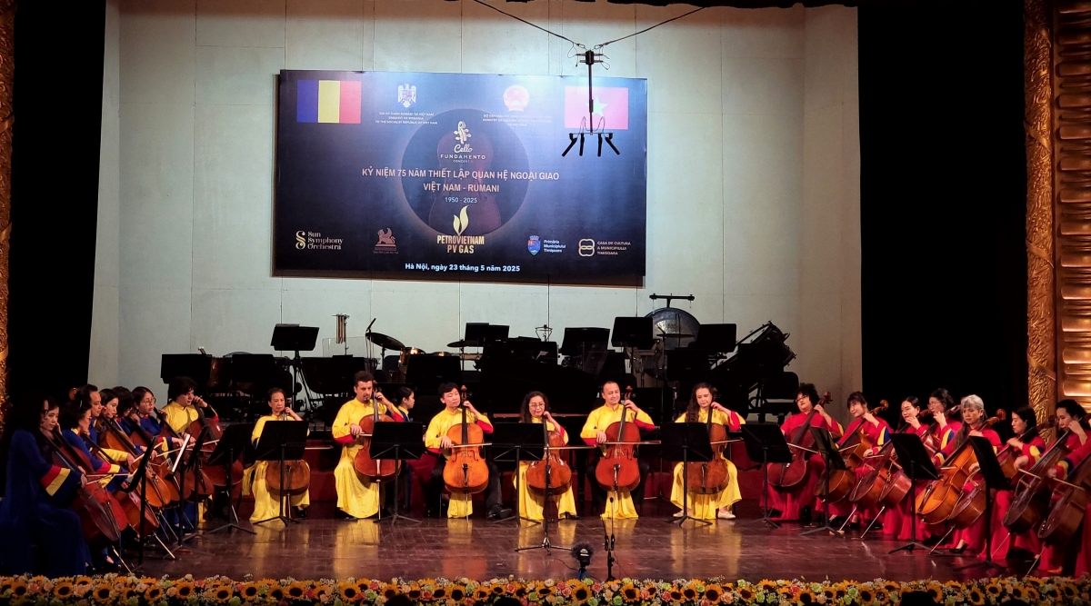 Tác phẩm "Melody" của nhạc sĩ Đỗ Dũng do 22 nghệ sĩ đàn cello và nghệ sĩ đàn piano Liao Hsin Chao trình bày.