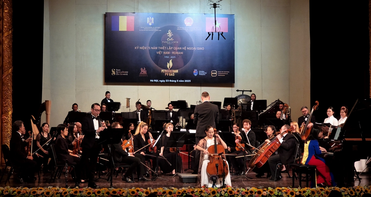 Nghệ sĩ, Tiến sĩ đàn cello Đinh Hoài Xuân, nhà tổ chức sản xuất kiêm tổng Đạo diễn chương trình trình tấu đàn cello cùng dàn nhạc giao hưởng trên sân khấu đêm hòa nhạc.