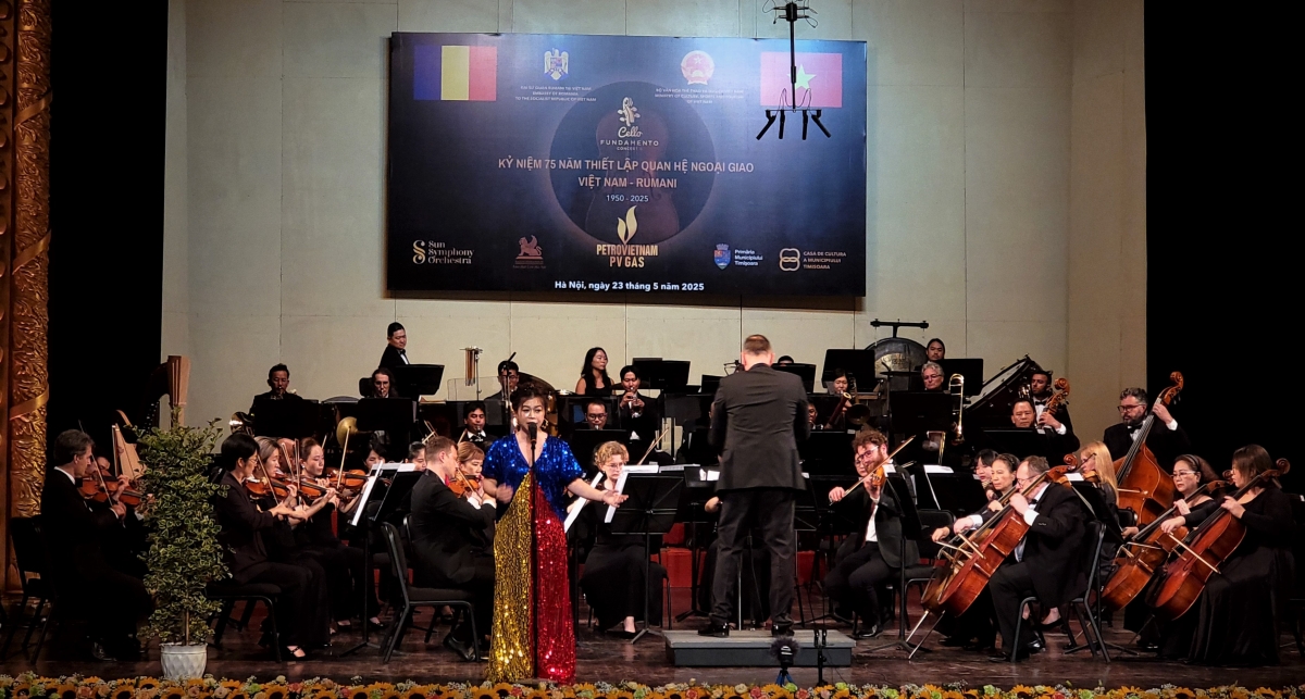 Ca sĩ opera Ngô Hương Diệp và dàn nhạc giao hưởng Sun biểu diễn trên sân khấu.