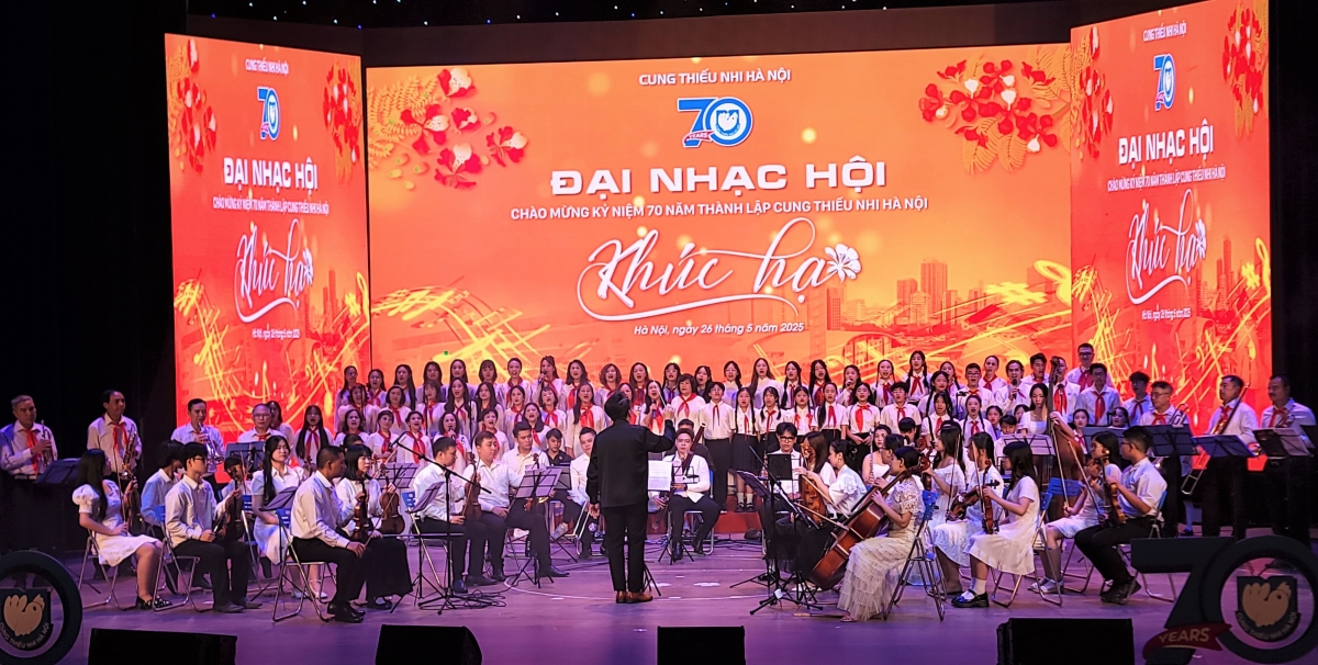 Tiết mục mở màn "Ngôi sao của tuổi thơ-Khát khao tuổi thơ" sáng tác của các nhạc sĩ Hoàng Vân và Duy Quang do Dàn hợp xướng, dàn nhac giao hưởng thiếu nhi, dàn kèn và dàn nhạc nhẹ thể hiện.
