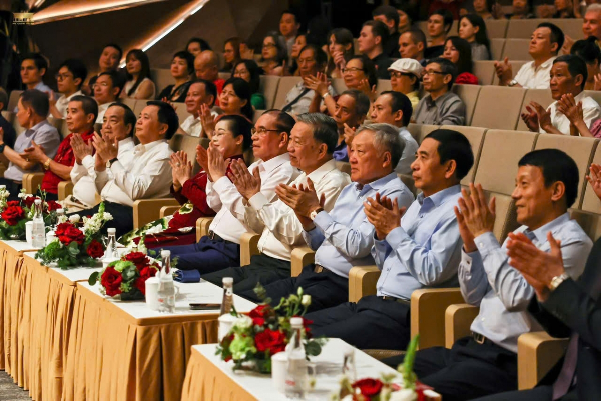 Các vị lãnh đạo, nguyên lãnh đạo Đảng, Nhà nước, Bộ Công an, Bộ Quốc Phòng tham gia chương trình Nghệ thuật đặc biệt "Bài ca chiến thắng".