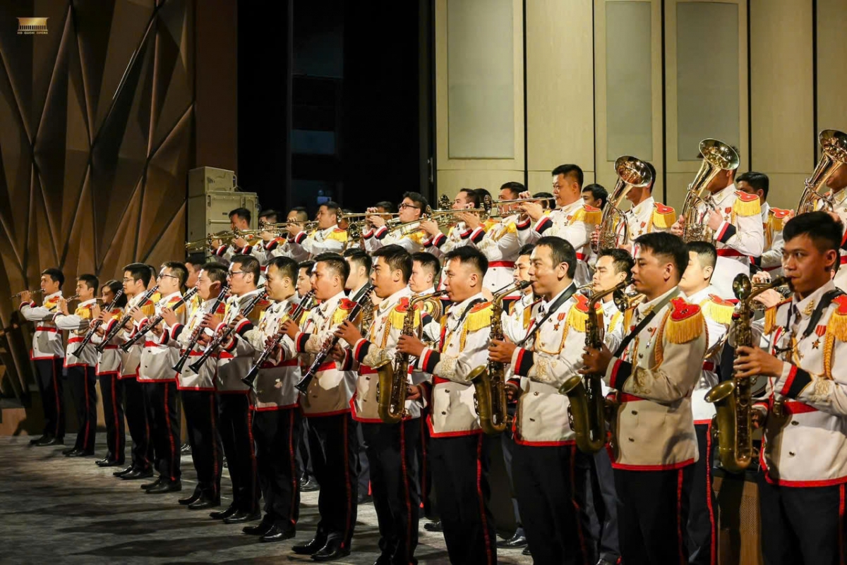 Dàn nhạc Đoàn nghi lễ Công an Nhân dân.