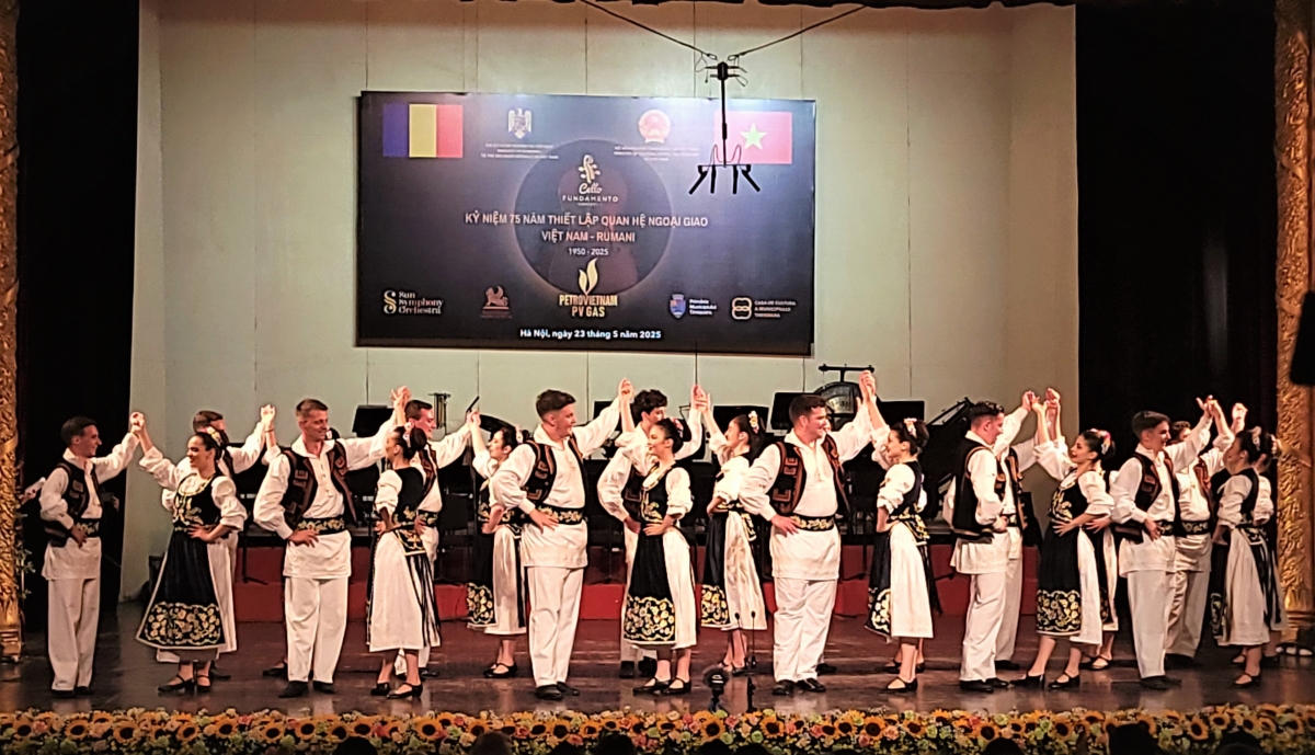 Nhóm nhảy Ansamblul Timisul trình diễn tại sân khấu chương trình hòa nhạc "Cello fundamento 8".