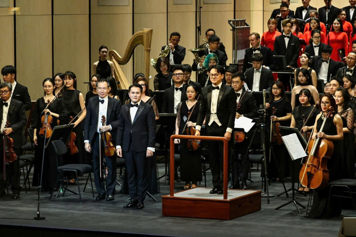 Nhạc trưởng Trần Nhật Minh, ca sĩ opera Nguyễn Trường Linh và dàn nhạc giao hưởng Hà nội.