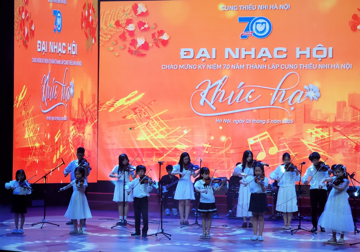 Tiết mục hòa tấu đàn violin “Những ngôi sao nhỏ”.