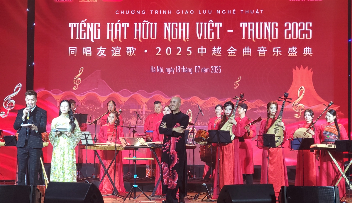 Nhạc trưởng Đồng Quang Vinh và dàn nhạc "Sức sống mới".
