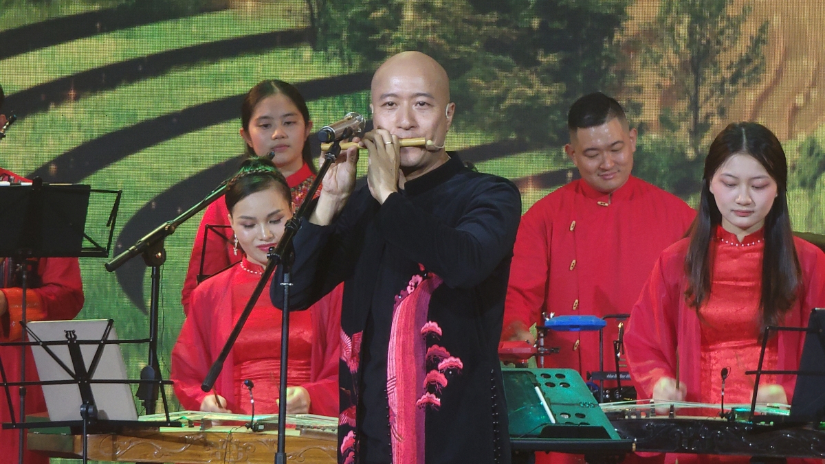 Nhạc trưởng Đồng Quang Vinh thổi sáo.
